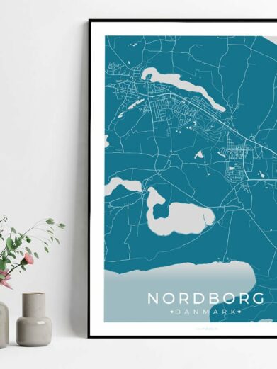 Nordborg i blå byplakat med sort ramme hvor byen er plakatens omrids