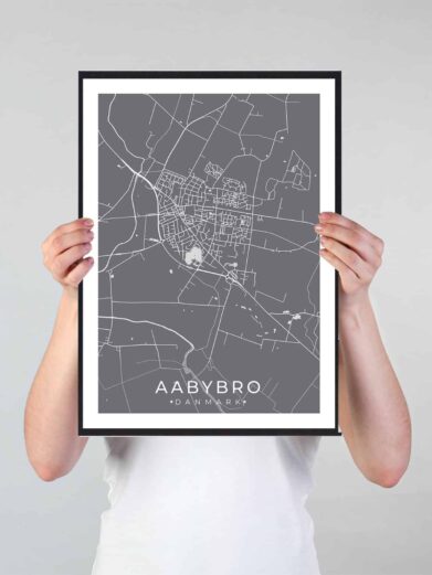 Aabybro bykort i stilrent plakat design. Denne Aabybro byplakat er med grå baggrund og viser Aabybro kortet fra sin smukkeste side