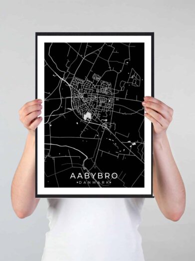 Aabybro bykort i stilrent plakat design. Denne Aabybro byplakat er med sort baggrund og viser Aabybro kortet fra sin smukkeste side