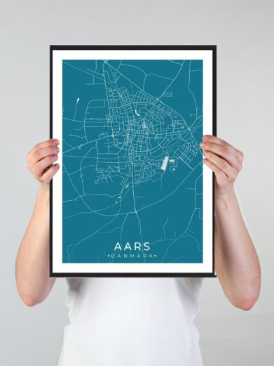 Aars bykort i stilrent plakat design. Denne Aars byplakat er med blå baggrund og viser Aars kortet fra sin smukkeste side