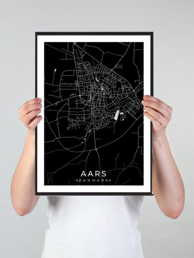 Aars bykort i stilrent plakat design. Denne Aars byplakat er med sort baggrund og viser Aars kortet fra sin smukkeste side