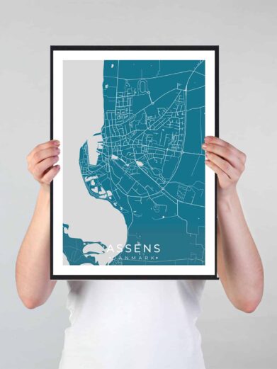 Assens bykort i stilrent plakat design. Denne Assens byplakat er med blå baggrund og viser Assens kortet fra sin smukkeste side