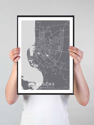 Assens bykort i stilrent plakat design. Denne Assens byplakat er med grå baggrund og viser Assens kortet fra sin smukkeste side