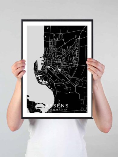Assens bykort i stilrent plakat design. Denne Assens byplakat er med sort baggrund og viser Assens kortet fra sin smukkeste side