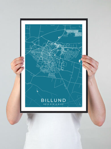 Billund bykort i stilrent plakat design. Denne Billund byplakat er med blå baggrund og viser Billund kortet fra sin smukkeste side