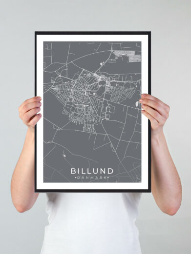 Billund bykort i stilrent plakat design. Denne Billund byplakat er med grå baggrund og viser Billund kortet fra sin smukkeste side