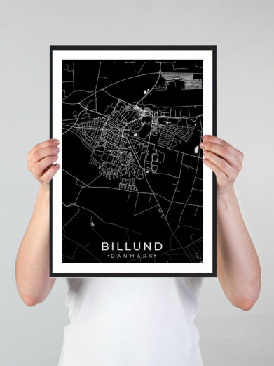 Billund bykort i stilrent plakat design. Denne Billund byplakat er med sort baggrund og viser Billund kortet fra sin smukkeste side