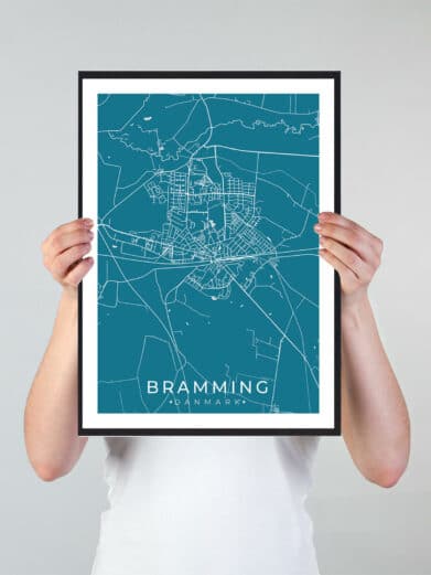 Bramming bykort i stilrent plakat design. Denne Bramming byplakat er med blå baggrund og viser Bramming kortet fra sin smukkeste side