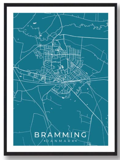 Bramming bykort i stilrent plakat design. Denne Bramming byplakat er med blå baggrund og viser Bramming kortet fra sin smukkeste side