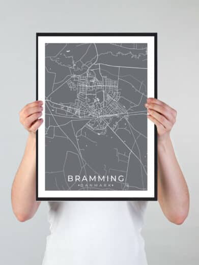Bramming bykort i stilrent plakat design. Denne Bramming byplakat er med grå baggrund og viser Bramming kortet fra sin smukkeste side