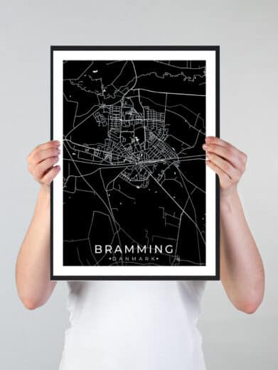 Bramming bykort i stilrent plakat design. Denne Bramming byplakat er med sort baggrund og viser Bramming kortet fra sin smukkeste side