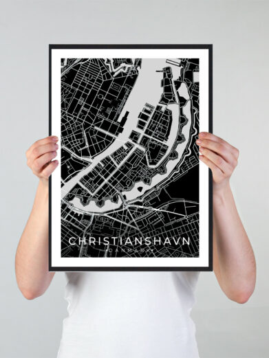 Christianshavn bykort i stilrent plakat design. Denne Christianshavn byplakat er med sort baggrund og viser Christianshavn kortet fra sin smukkeste side