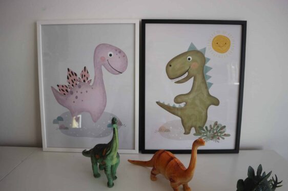 Dinosaur plakater til børneværelset. Søde dino plakat som passer perfekt på væggen