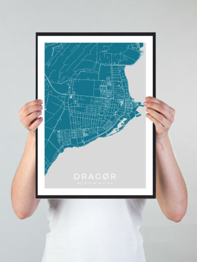 Dragør bykort i stilrent plakat design. Denne Dragør byplakat er med blå baggrund og viser Dragør kortet fra sin smukkeste side
