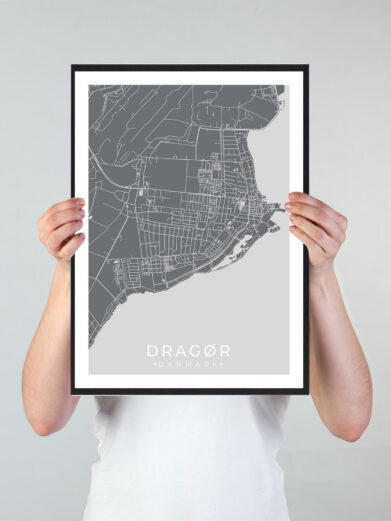 Dragør bykort i stilrent plakat design. Denne Dragør byplakat er med grå baggrund og viser Dragør kortet fra sin smukkeste side