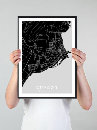 Dragør bykort i stilrent plakat design. Denne Dragør byplakat er med sort baggrund og viser Dragør kortet fra sin smukkeste side