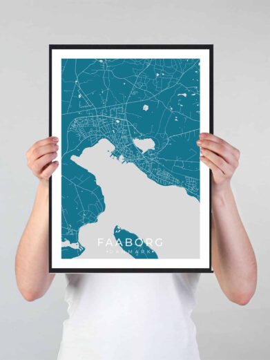 Faaborg bykort i stilrent plakat design. Denne Faaborg byplakat er med blå baggrund og viser Faaborg kortet fra sin smukkeste side