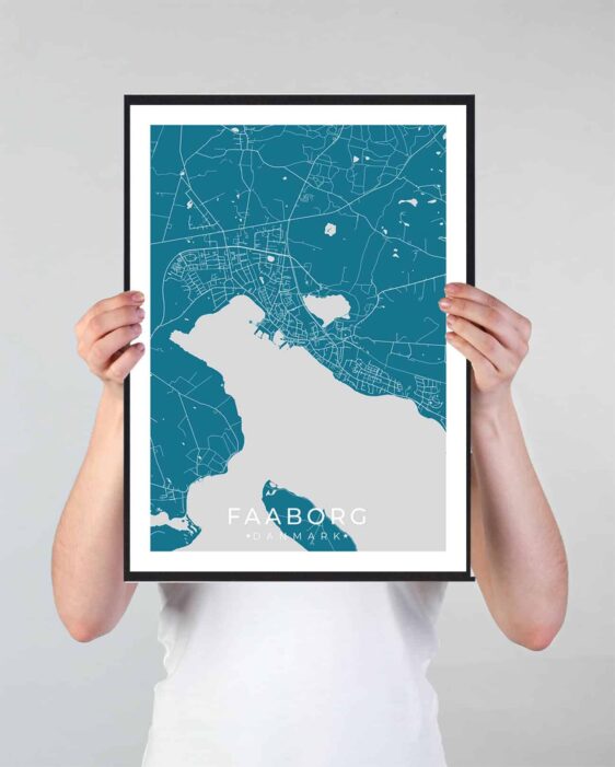 Faaborg bykort i stilrent plakat design. Denne Faaborg byplakat er med blå baggrund og viser Faaborg kortet fra sin smukkeste side