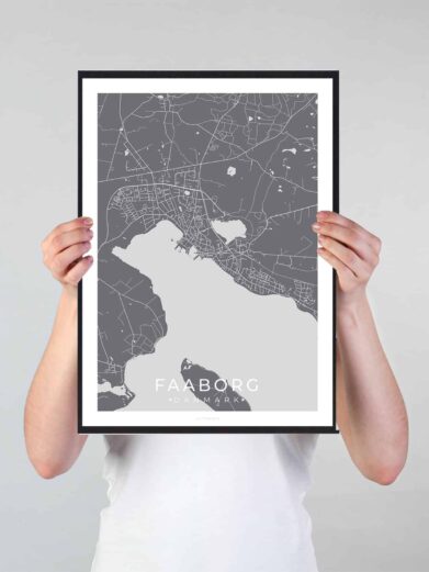 Faaborg bykort i stilrent plakat design. Denne Faaborg byplakat er med grå baggrund og viser Faaborg kortet fra sin smukkeste side