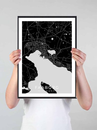 Faaborg bykort i stilrent plakat design. Denne Faaborg byplakat er med sort baggrund og viser Faaborg kortet fra sin smukkeste side
