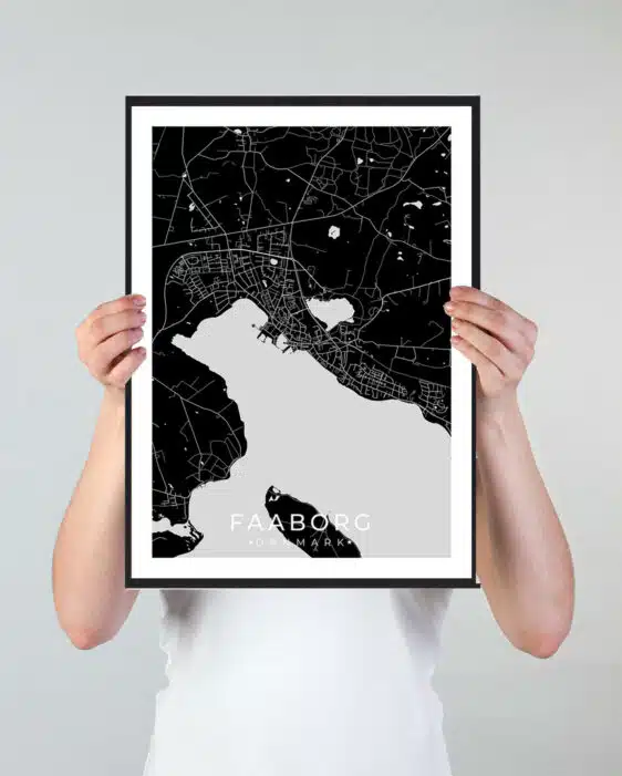 Faaborg bykort i stilrent plakat design. Denne Faaborg byplakat er med sort baggrund og viser Faaborg kortet fra sin smukkeste side