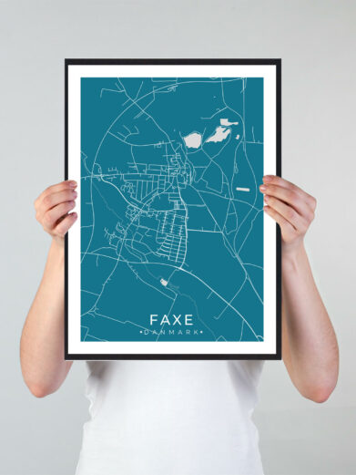 Faxe bykort i stilrent plakat design. Denne Faxe byplakat er med blå baggrund og viser Faxe kortet fra sin smukkeste side