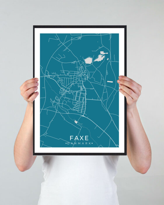 Faxe bykort i stilrent plakat design. Denne Faxe byplakat er med blå baggrund og viser Faxe kortet fra sin smukkeste side