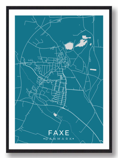 Faxe bykort i stilrent plakat design. Denne Faxe byplakat er med blå baggrund og viser Faxe kortet fra sin smukkeste side