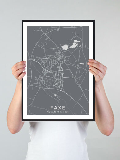 Faxe bykort i stilrent plakat design. Denne Faxe byplakat er med grå baggrund og viser Faxe kortet fra sin smukkeste side