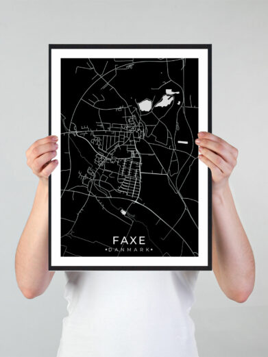 Faxe bykort i stilrent plakat design. Denne Faxe byplakat er med sort baggrund og viser Faxe kortet fra sin smukkeste side