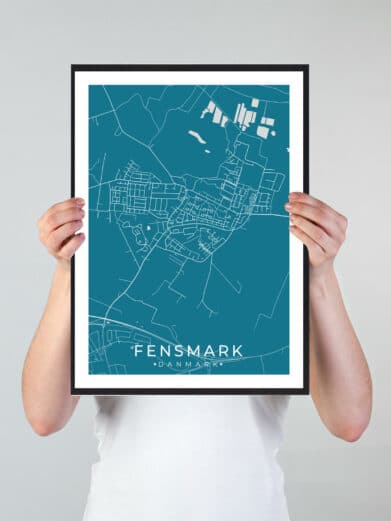 Fensmark bykort i stilrent plakat design. Denne Fensmark byplakat er med blå baggrund og viser Fensmark kortet fra sin smukkeste side