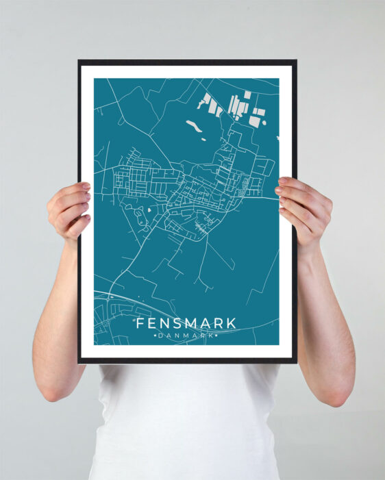 Fensmark bykort i stilrent plakat design. Denne Fensmark byplakat er med blå baggrund og viser Fensmark kortet fra sin smukkeste side