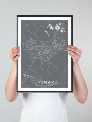 Fensmark bykort i stilrent plakat design. Denne Fensmark byplakat er med grå baggrund og viser Fensmark kortet fra sin smukkeste side
