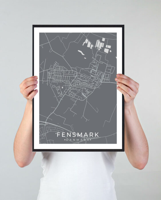 Fensmark bykort i stilrent plakat design. Denne Fensmark byplakat er med grå baggrund og viser Fensmark kortet fra sin smukkeste side