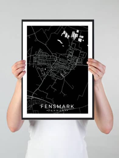 Fensmark bykort i stilrent plakat design. Denne Fensmark byplakat er med sort baggrund og viser Fensmark kortet fra sin smukkeste side
