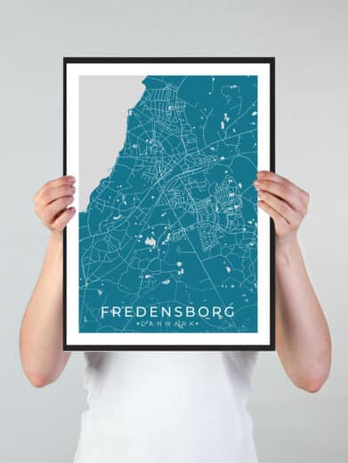Fredensborg bykort i stilrent plakat design. Denne Fredensborg byplakat er med blå baggrund og viser Fredensborg kortet fra sin smukkeste side