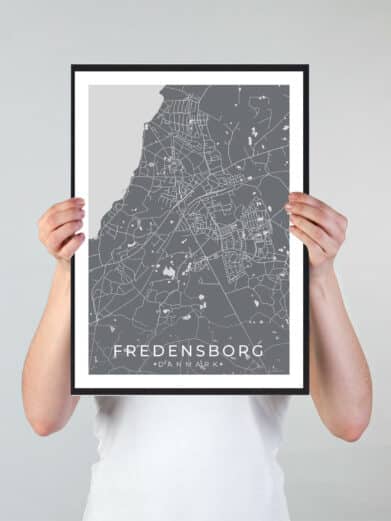 Fredensborg bykort i stilrent plakat design. Denne Fredensborg byplakat er med grå baggrund og viser Fredensborg kortet fra sin smukkeste side