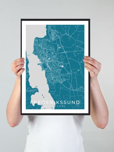 Frederikssund bykort i stilrent plakat design. Denne Frederikssund byplakat er med blå baggrund og viser Frederikssund kortet fra sin smukkeste side