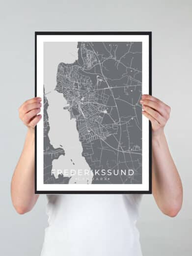 Frederikssund bykort i stilrent plakat design. Denne Frederikssund byplakat er med grå baggrund og viser Frederikssund kortet fra sin smukkeste side