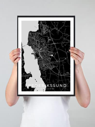 Frederikssund bykort i stilrent plakat design. Denne Frederikssund byplakat er med sort baggrund og viser Frederikssund kortet fra sin smukkeste side
