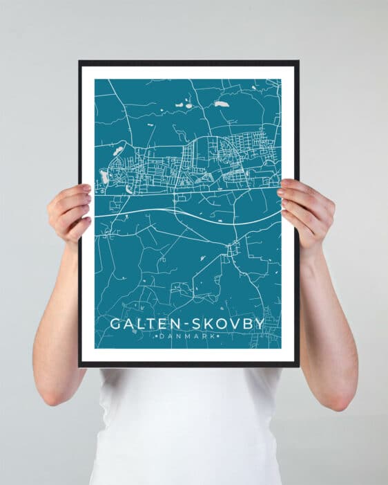 Galten-Skovby bykort i stilrent plakat design. Denne Galten-Skovby byplakat er med blå baggrund og viser Galten-Skovby kortet fra sin smukkeste side