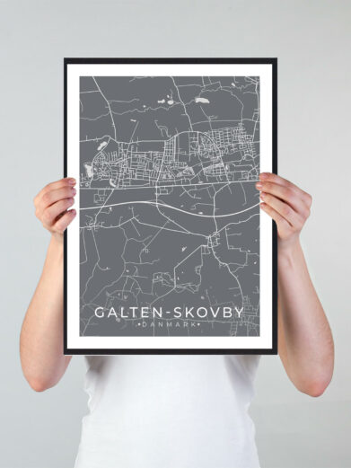 Galten-Skovby bykort i stilrent plakat design. Denne Galten-Skovby byplakat er med grå baggrund og viser Galten-Skovby kortet fra sin smukkeste side