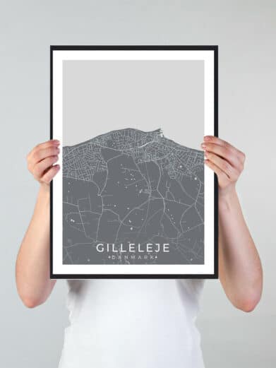 Gilleleje bykort i stilrent plakat design. Denne Gilleleje byplakat er med grå baggrund og viser Gilleleje kortet fra sin smukkeste side