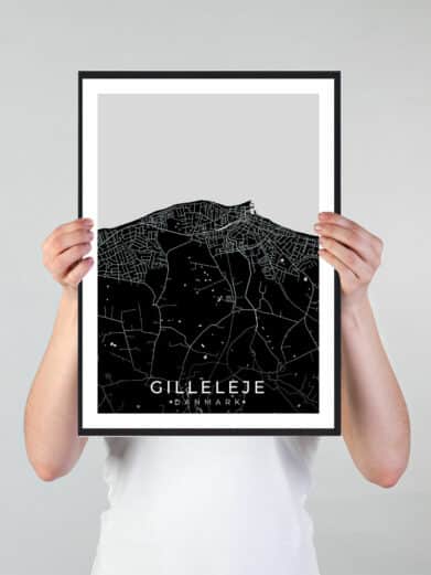 Gilleleje bykort i stilrent plakat design. Denne Gilleleje byplakat er med sort baggrund og viser Gilleleje kortet fra sin smukkeste side