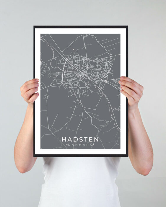 Hadsten bykort i stilrent plakat design. Denne Hadsten byplakat er med grå baggrund og viser Hadsten kortet fra sin smukkeste side