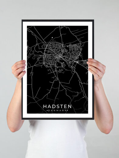 Hadsten bykort i stilrent plakat design. Denne Hadsten byplakat er med sort baggrund og viser Hadsten kortet fra sin smukkeste side