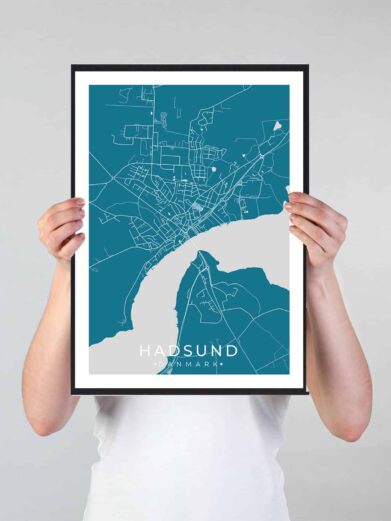 Hadsund bykort i stilrent plakat design. Denne Hadsund byplakat er med blå baggrund og viser Hadsund kortet fra sin smukkeste side