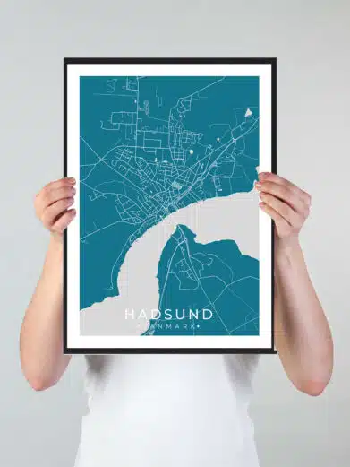 Hadsund bykort i stilrent plakat design. Denne Hadsund byplakat er med blå baggrund og viser Hadsund kortet fra sin smukkeste side