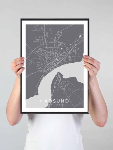 Hadsund bykort i stilrent plakat design. Denne Hadsund byplakat er med grå baggrund og viser Hadsund kortet fra sin smukkeste side
