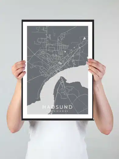 Hadsund bykort i stilrent plakat design. Denne Hadsund byplakat er med grå baggrund og viser Hadsund kortet fra sin smukkeste side